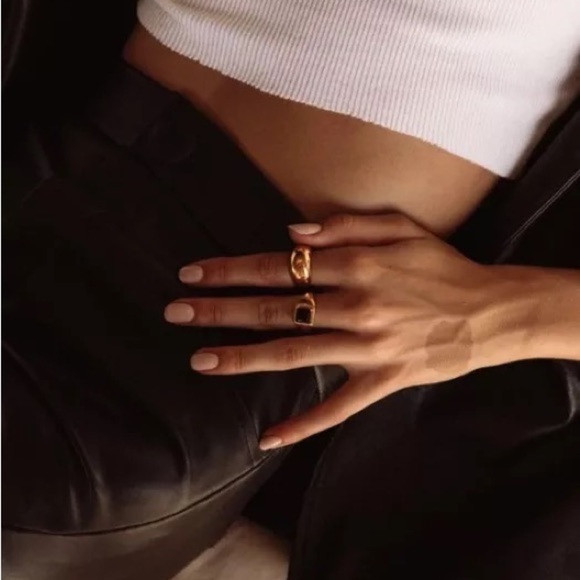 18K Gold Plated Dainty Square Black Gemstone Chunky Ring - Picture 4 of 8